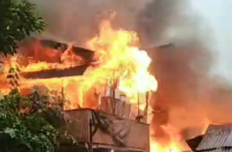 Kawasan Padat Hunian di Menteng Atas Dilanda Kebakaran