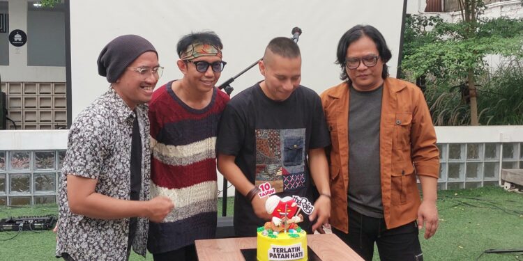 Rayakan 10 Tahun Terlatih Patah Hati, The Rain Rilis Versi Akustik