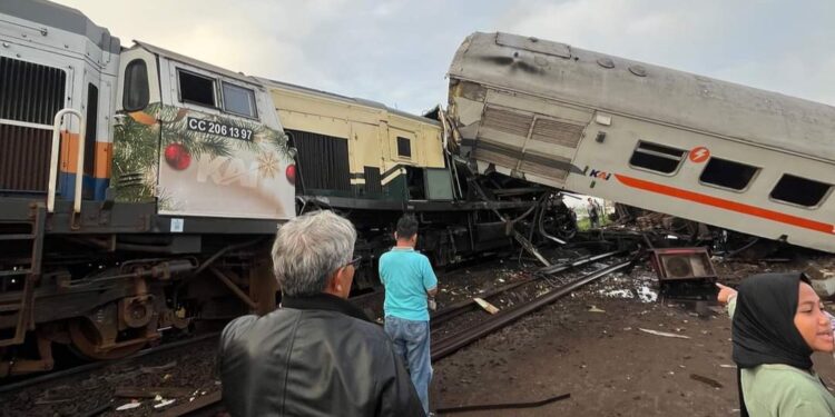 Dua KA Adu Banteng di Cicalengka, 3 Orang Dikabarkan Meninggal Dunia