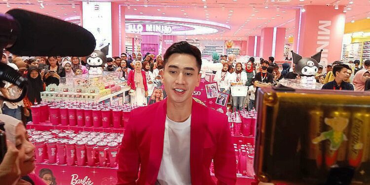 Hadir di TSM Makasar, Miniso Store Pink Tampilkan Verrel Bramasta
