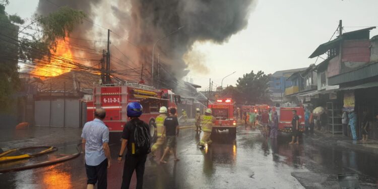 Kebakaran Hebat Landa Kawasan Padat di Menteng Atas