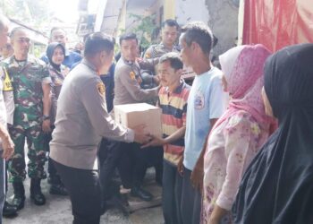 Kapolda Metro Jaya Serahkan Kunci Bedah Rumah Untuk Warga Bukit Duri