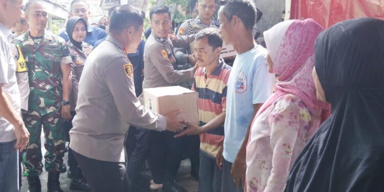 Kapolda Metro Jaya Serahkan Kunci Bedah Rumah Untuk Warga Bukit Duri