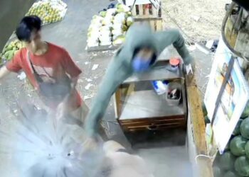 Sedang Layani Pembeli, Pedagang Semangka Disiram Air Keras Dan Dibacok