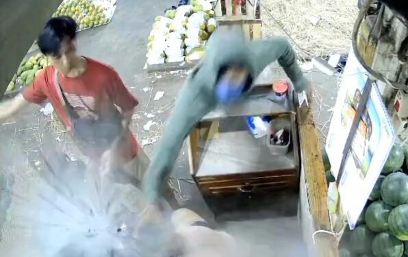 Sedang Layani Pembeli, Pedagang Semangka Disiram Air Keras Dan Dibacok