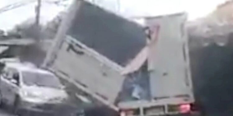 Diduga Rem Blong, Truk Tabrak 9 Kendaraan di Jalur Puncak