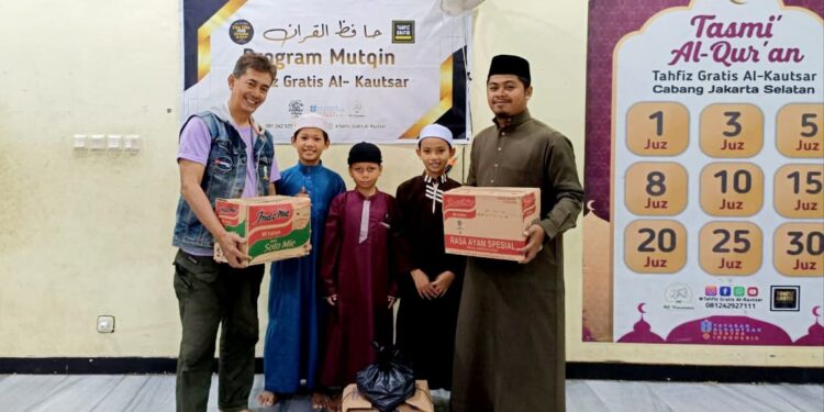 Tingkatkan Kepedulian Dan Ketaqwaan, Aliansi Jurnalis Vidio Divisi Hiburan Berbagi Takjil ke Pengguna Jalan