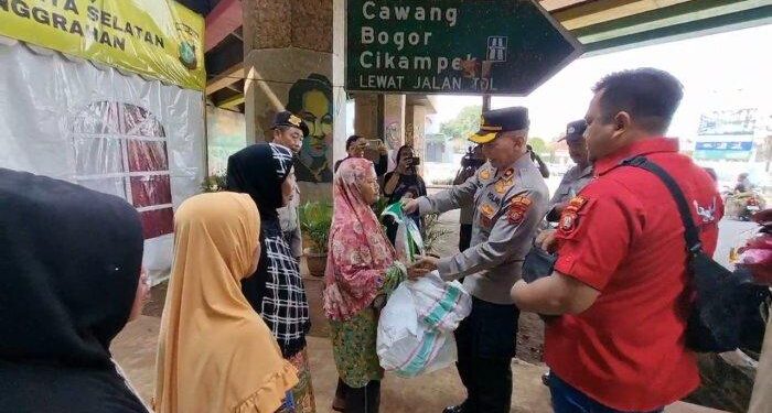 Polsek Pesanggrahan Bagikan Ratusan Paket Sembako Untuk Warga Yang Tak Mudik