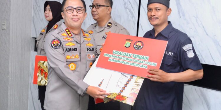 Kasie Humas Dan Personil Berprestasi Dapat Penghargaan Kabid Humas