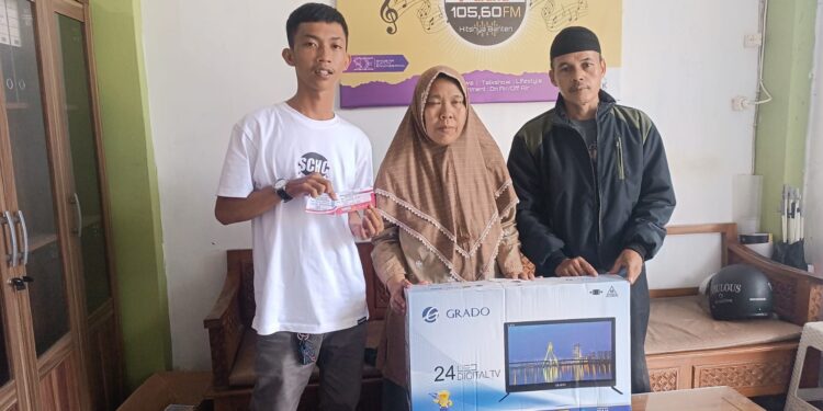 Ibu Hj Titin Raih Hadiah Utama “ Gebyar Berkah Ramadhan ” Madu Herbal 69 Di Radio Muara Paranti.