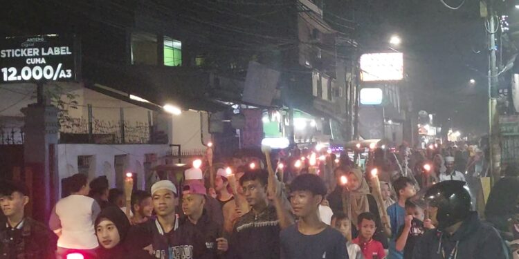 Padati Jalan KH. Abdullah Syafi’i, Warga Bukit Duri Sambut Hari Kemenangan Dengan Pawai Obor
