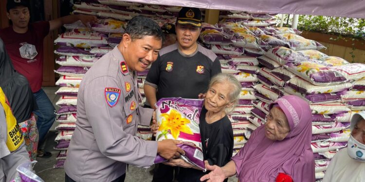 Polsek Grogol Petamburan Salurkan 1000 Karung Beras Untuk Para Lansia