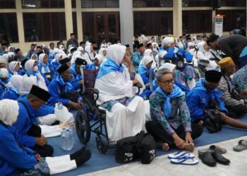 Dilepas Bupati,440 Jemaah Haji Pandeglang Kloter 15 Jkg Diberangkatkan