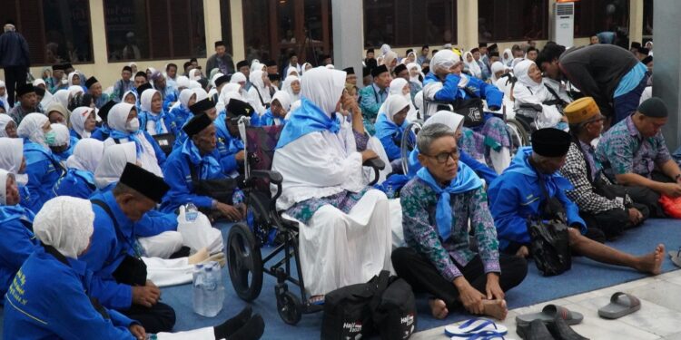 Dilepas Bupati,440 Jemaah Haji Pandeglang Kloter 15 Jkg Diberangkatkan