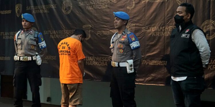 Polrestro Jaktim Bekuk Polisi Gadungan yang Kerap Palak Pedagang