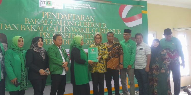 Airin Kembalikan Formulir Pendaftaran Calon Gubernur
