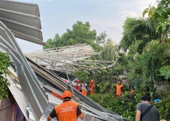 Hujan Deras Disertai Angin Landa Tebet, Atap Balai Yasa Manggarai Terbang Dan Timpa 6 Rumah Warga