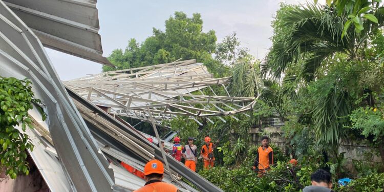 Hujan Deras Disertai Angin Landa Tebet, Atap Balai Yasa Manggarai Terbang Dan Timpa 6 Rumah Warga