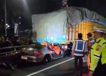 Porche Seruduk Truk, Pengemudi Meninggal Dunia.