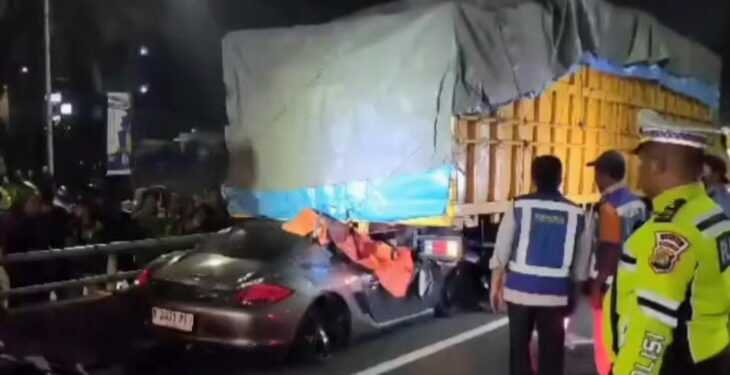 Porche Seruduk Truk, Pengemudi Meninggal Dunia.