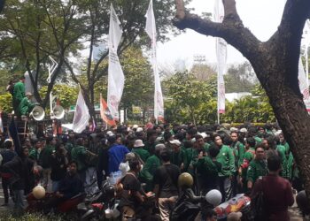 Terkait RUU Pilkada, Ribuan Massa Kepung Gedung DPR RI