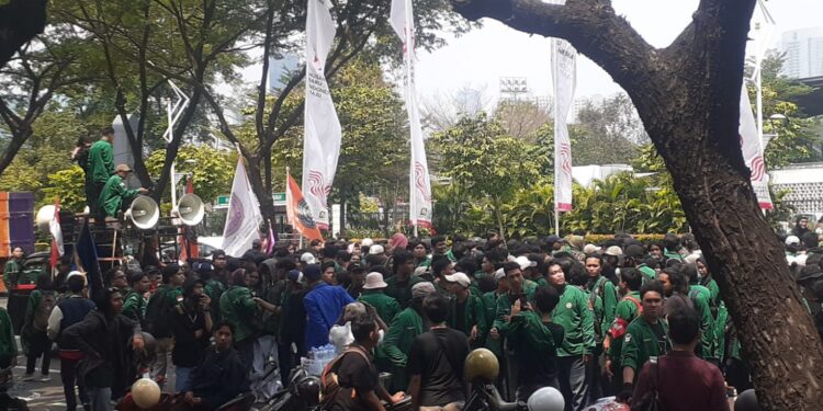 Terkait RUU Pilkada, Ribuan Massa Kepung Gedung DPR RI