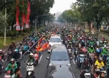 Terkait Legalitas, Ratusan Ojol Gelar Aksi Damai di Patung Kuda