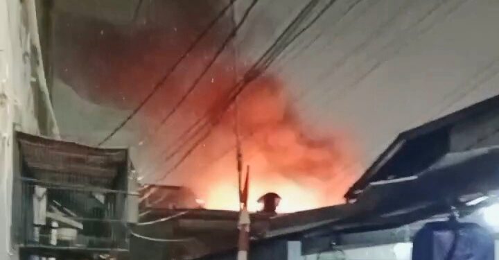 Satu Rumah Bertingkat di Bukit Duri Hangus Terbakar