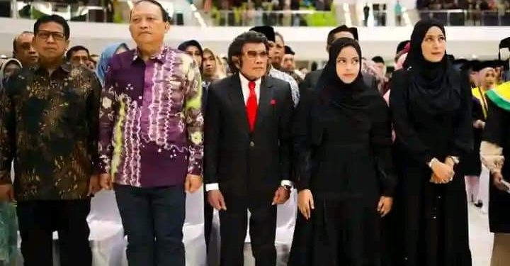 Rhoma Irama Nyanyikan Lagu ‘Keramat’ di Acara Wisuda Putranya di UMS