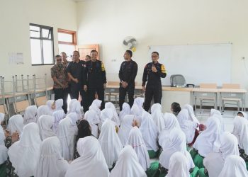 Satbrimob Polda Metro Jaya Gelar Kegiatan Makan Siang Bergizi di SDN 01 Hegarmukti Cikarang Pusat