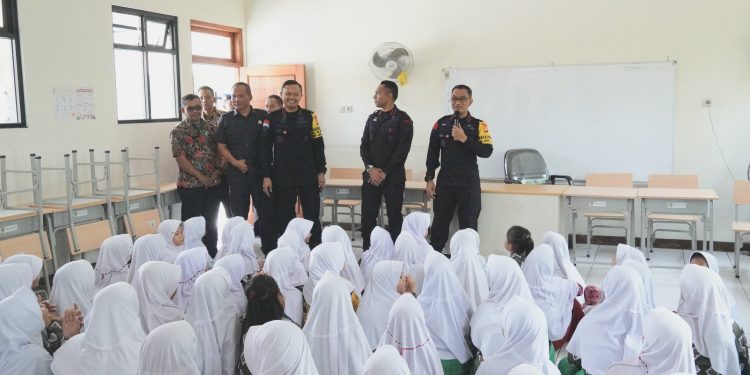 Satbrimob Polda Metro Jaya Gelar Kegiatan Makan Siang Bergizi di SDN 01 Hegarmukti Cikarang Pusat