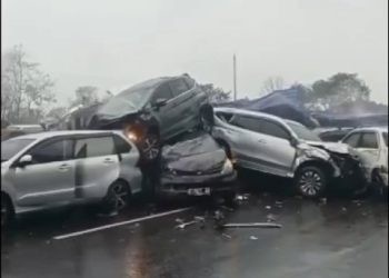 Puluhan Kendaraan Terlibat Kecelakaan Beruntun di Tol Cipularang