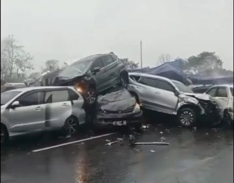 Puluhan Kendaraan Terlibat Kecelakaan Beruntun di Tol Cipularang
