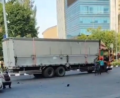 Rem Blong, Truk Tubruk Beberapa Kendaraan di Slipi