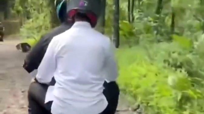 Dibonceng Motor Trail, Wapres Gibran Kunjungi Korban Bencana di Sukabumi