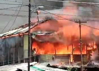 Kebakaran Landa Kawasan Padat Hunian di Jalan Anyer