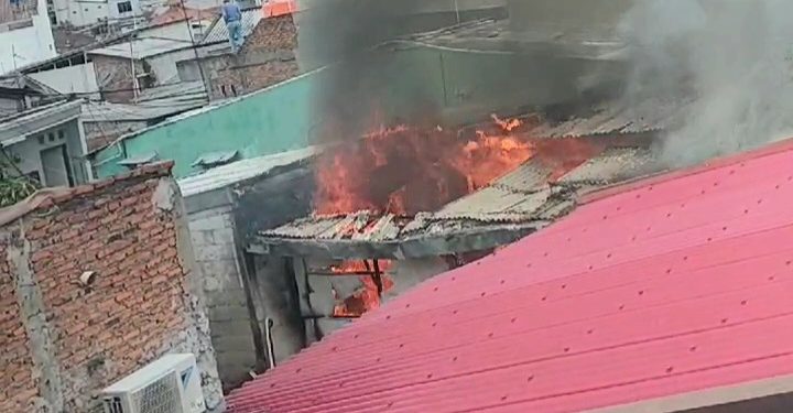Korsleting Listrik, 3 Rumah di Bukit Duri Hangus Terbakar