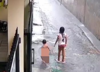 Balita Laki – laki Yang Hanyut di Surabaya Belum Ditemukan