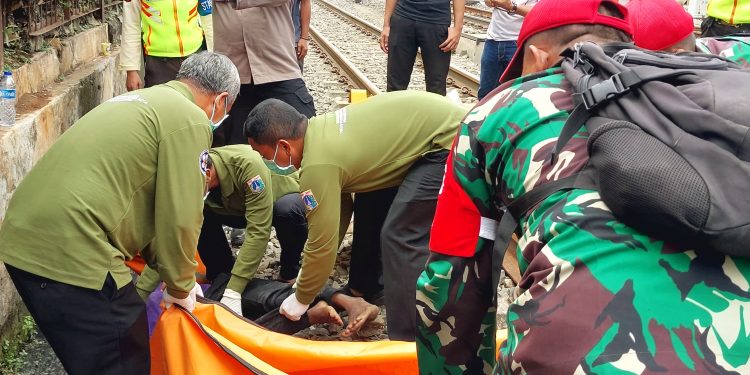 Bocah Berusia 12 Tahun Tewas Terserempet KA Commuterline di Bukit Duri