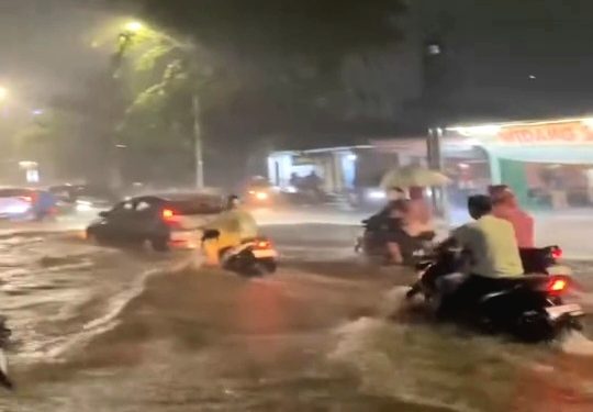 Jelang Imlek, Ruas Jalan di Jakarta Dikepung Banjir