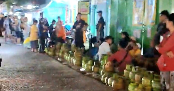 Antri Dapatkan Gas 3kg Sejauh 1KM, Seorang Ibu Meninggal Dunia