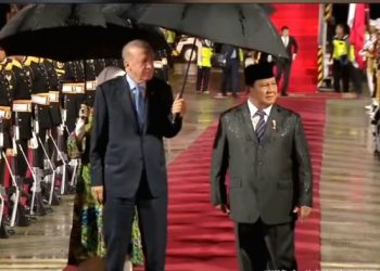 Ditengah Rintik Hujan, Prabowo Sambut Kedatangan Erdogan
