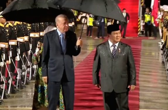 Ditengah Rintik Hujan, Prabowo Sambut Kedatangan Erdogan
