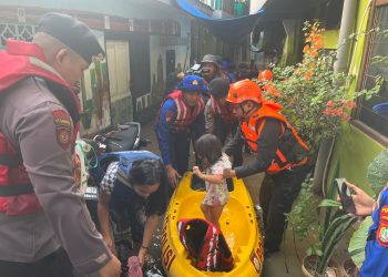 Polda Metro Jaya Bantu Evakuasi Warga Terdampak Banjir di Jatinegara