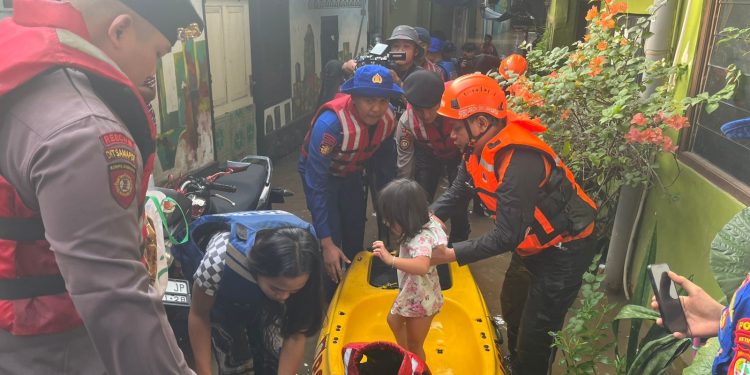 Polda Metro Jaya Bantu Evakuasi Warga Terdampak Banjir di Jatinegara