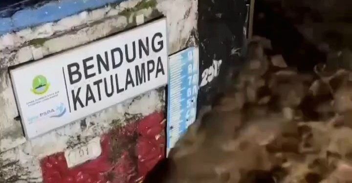 Hujan Deras Dan Longsor Landa Kawasan Puncak, Bogor. Katulampa Siaga 1
