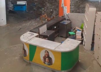 Tanggul Jebol, Mega Bekasi Hypermall Dikepung Banjir