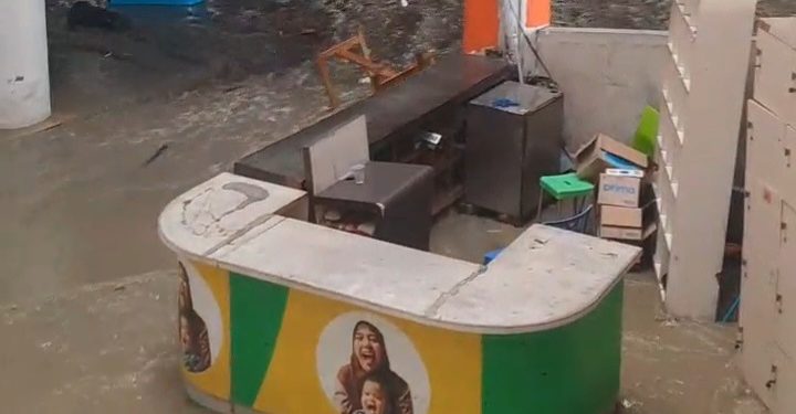 Tanggul Jebol, Mega Bekasi Hypermall Dikepung Banjir