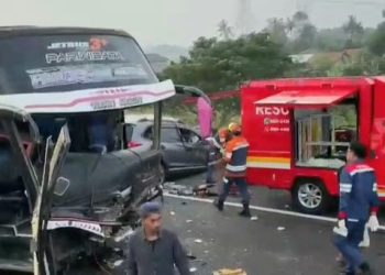 Honda BRV Lawan Arus di Tol Pekalongan, Adu Banteng Dengan Bus Suporter
