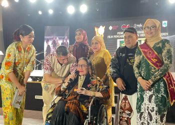 Connie Sutedja, Diganjar Trofi Kartini Musik dan Film Kategori Pengabdian Seumur, Menangis Terharu